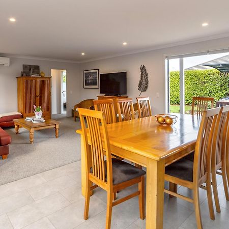 Wine Country Bach Villa Martinborough Exterior photo